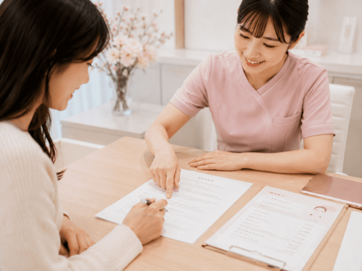 受付で説明を受けるイメージ